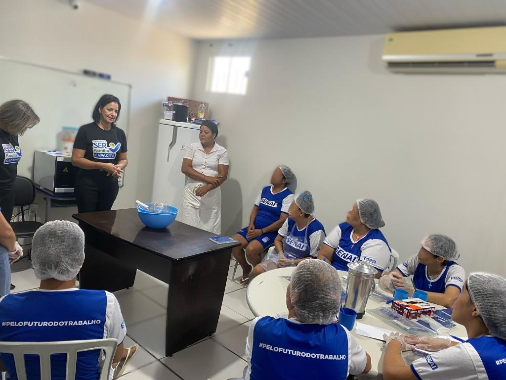 Mulheres da cadeia feminina participam do curso que envolve técnicas de produção e também empreendedorismo